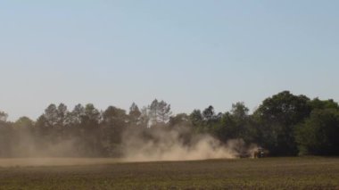 Georgia kırsalında tarla süren bir traktör.