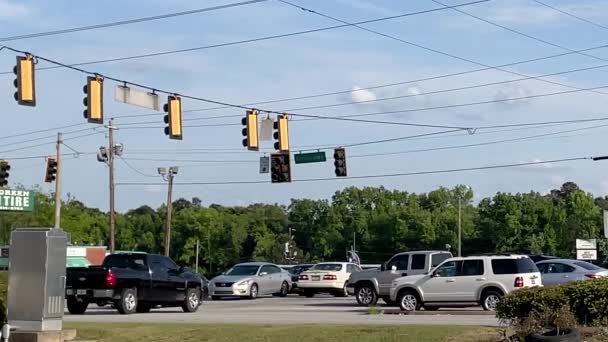 Augusta Usa Meerdere Auto Rijden Illegaal Door Rood Licht — Stockvideo