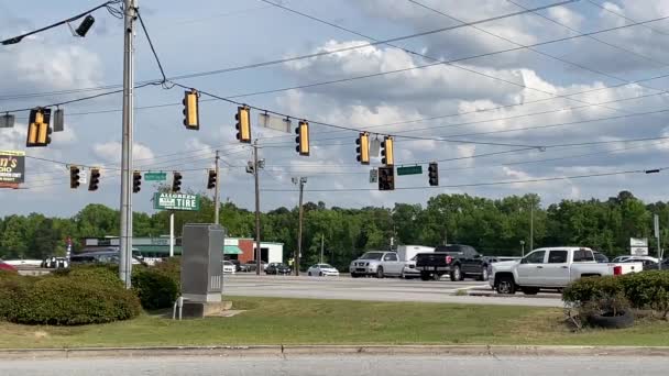 Augusta Usa Auto Maakt Illegale Bocht Rood Licht — Stockvideo