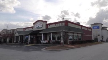 Augusta, Ga USA - 02: 28: PHO restoranı Augusta 'nın açık hava yemekleri ve otoparkı ile dış kısmı