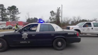 Augusta, Ga USA - 03 01 21: Polis ve yol temizleme ekibi otoyolda kırmızı bir maddeyi temizliyor