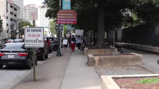 アトランタ ガインUsa アトランタは ジョージ フロイド ブロナ テイラーの抗議者は カメラの叫びブロナ テイラーに向かって移動抗議 — ストック動画