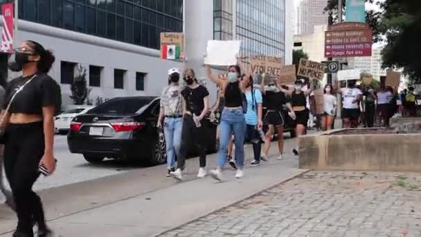 Atlanta Usa Atlanta Protesteert George Floyd Breonna Taylor Demonstranten Passeren — Stockvideo
