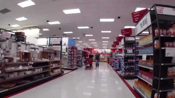 Augusta Usa Target Retail Store Interior Mitarbeiter Mit Mundschutz Kunden — Stockvideo