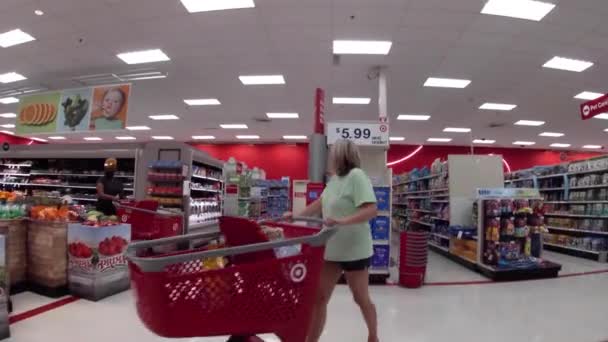 Augusta Usa Target Einzelhandelsgeschäft Interieur Einen Hauptgang Und Menschen Die — Stockvideo