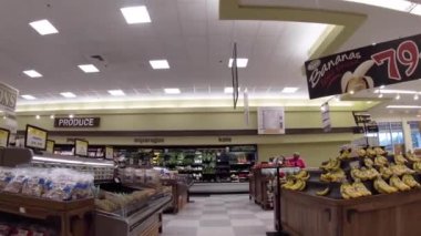 Wrens, Ga USA - 08 08 08 21: Ingles perakende satış mağazası iç üretim alanı ve müşteri