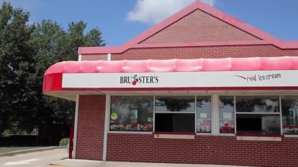 Columbia County Usa Brusters Ice Cream Retail Store Closed Open — Stock Video