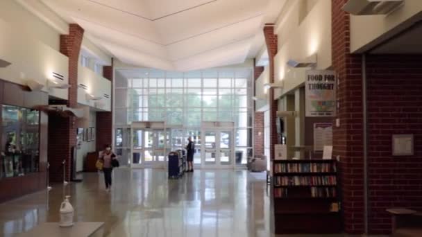 Columbia County Usa Columbia County Public Library Pan Main Hallway — Stock Video