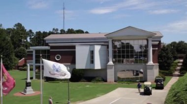 Columbia County, Ga USA - 08: 20 Kolombiya İlçesi Halk kütüphanesinin arka tarafında rüzgarda sallanan insanlar ve bayraklar