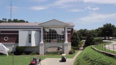 Columbia County, Ga USA - 08 20 20: Columbia İlçesi Halk Kütüphanesi Arka kapısında insanlar ve sokak