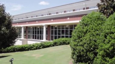 Columbia County, Ga USA - 08: 20 Columbia İlçesi Halk Kütüphanesi yan bina ve taş geçidin dış kısmı