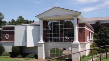 Columbia County, Ga USA - 08: 20 Columbia İlçesi Halk Kütüphanesi Dış kaplama pencereleri bayrak sallıyor