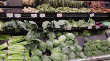 Augusta, Ga USA - 09-22 21: Filizler sebze üretiminin lüks market tavasını perakende satışa sunuyor