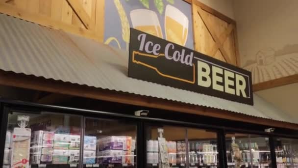 オーガスタ ガインUsa もやし小売高級食料品店ビールセクションと装飾のインテリア傾き — ストック動画