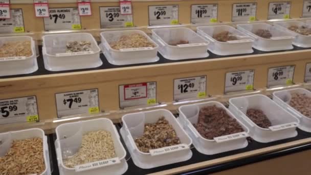 Augusta Usa Filizler Tuzlu Atıştırmalıkların Sterlin Fiyatlarıyla Lüks Market Içi — Stok video