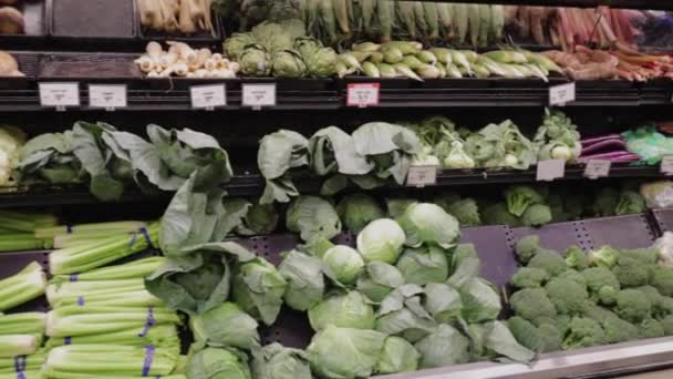 Augusta Usa Sprouts Kleinhandel Luxe Supermarkt Pan Van Groene Groenten — Stockvideo