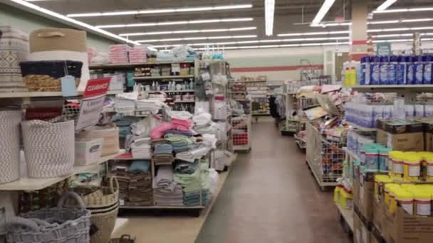 Augusta Usa Kerstboom Winkels Retailwinkel Pan Van Textiel Blikken Lysol — Stockvideo