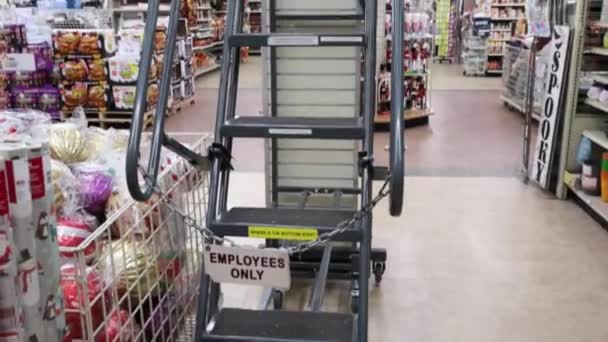 Augusta Usa Karácsonyfa Üzletek Kiskereskedelmi Billenő Gördülő Lépcső Létra Biztosított — Stock videók