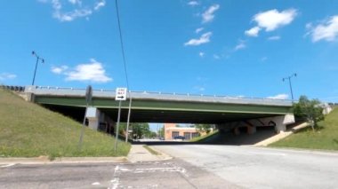 Augusta, Ga USA - 04: 18: 21: Şehir merkezindeki bir köprünün bir kısmı yumuşak beyaz bulutlar ve mavi gökyüzü üzerinde