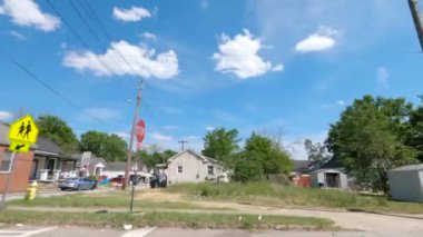 Augusta, Ga USA - 04: 18: 21: Şehir merkezindeki bir çöplüğün ve sokaktaki atıkların bir parçası