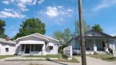 Augusta, Ga USA - 04: 18: 21: Şehir merkezindeki eski tarihi klasik ev arabalarının bir kısmı park halinde.