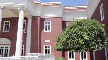 Columbia County, Ga USA - 08 20 21: Pan, Columbia County Adliyesi önünde.