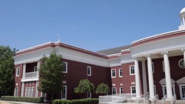 Kolombiya Eyaleti, Ga USA - 08 20 21: Pan Kolombiya Adliyesi çalışanları binanın önünde ve önünde yürüyor.