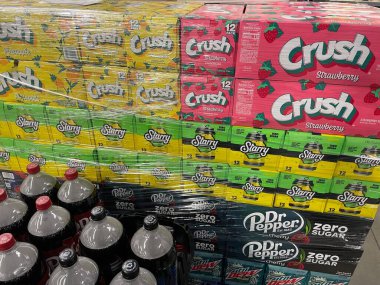 Columbia County, Ga USA - 01 28 25: Bir palette çeşitli gazozlar bir mağazaya teslim edildi