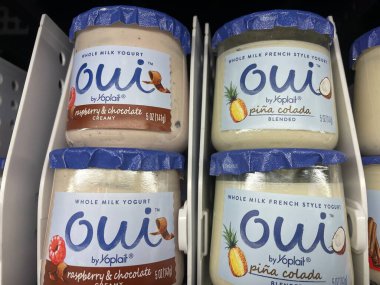 Warrenton, SC USA - 02: 13 25: Market OUI yoğurt çeşitliliği