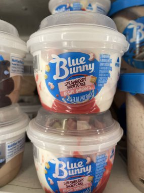 Warrenton, SC USA - 02: 22 25: Market Mavi Tavşan Dondurması Çilekli Kek