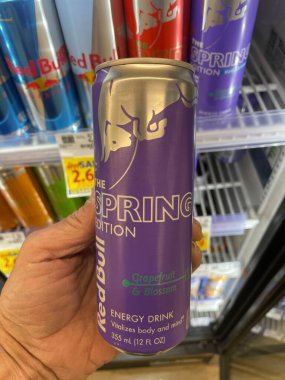 Warrenton, SC USA - 03 05: 25: Market Red Bull enerji içeceği Bahar versiyonu Greyfurt Çiçeği Sınırlı