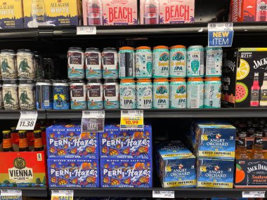 Warrenton, SC USA - 03 05 05: Market İthalat ve yerli bira bölümü ön görünümü