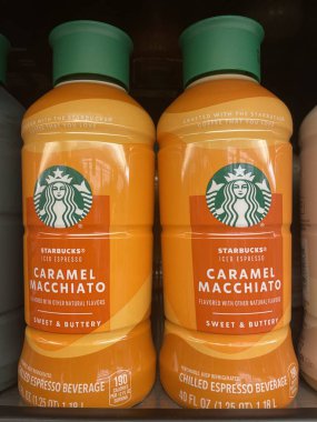 Warrenton, SC USA - 03 08: 25: Market Starbucks soğutulmuş kahve içecekleri Karamel Macchiato