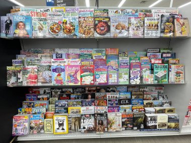 Warrenton, SC USA - 03: 27 27: Kitaplar ve dergilerle dolu market kitaplığı