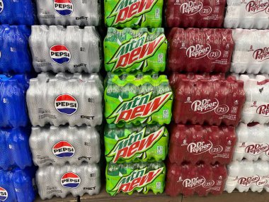 Warrenton, SC USA - 429 25: Pepsi marketi ürünleri 8 paket Mt. Dew Dr Pepper