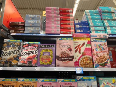 Grovetown, Ga USA - 03-21-25: Walmart perakende mağazası mısır gevreğine bakıyor