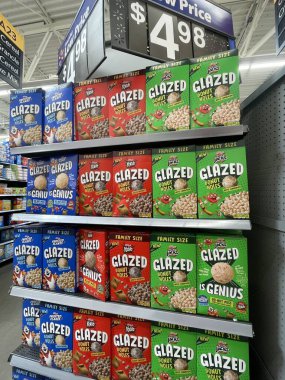 Grovetown, Ga USA - 03-21-25: Walmart perakende mağazası Kelloggs Glazed tahıl gevreği