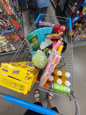 Grovetown, Ga USA - 03-21-25: Walmart perakende satış arabası rastgele eşyalar