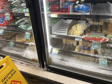 Hephzibah, Ga USA - 05 10: 25: IGA marketi buzlu dondurucu raflarının üzerinde buzlu