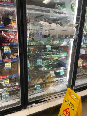 Hephzibah, Ga USA - 05 10: 25: IGA marketi buzlu dondurucu raflarının üzerinde buzlu cam kapılar