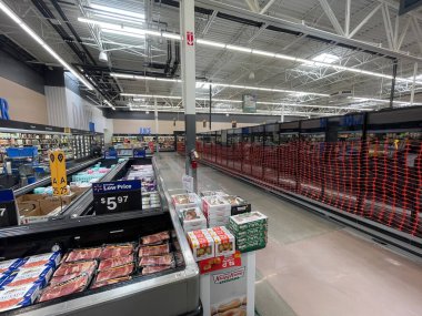 Kuzey Augusta, SC USA - 05: 22 25: Walmart perakende mağazası satış katında dondurulmuş soğutucuları kapattı