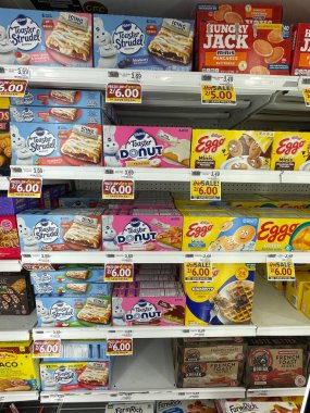 Warrenton, GA USA 05 28: Market Donmuş kahvaltı bölümü Eggo Tost Makinası Strudel