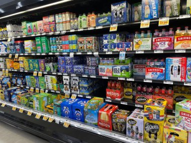 Warrenton, SC USA - 06 01: 25: Market ithalatı ve yerli bira çeşidi bölümü