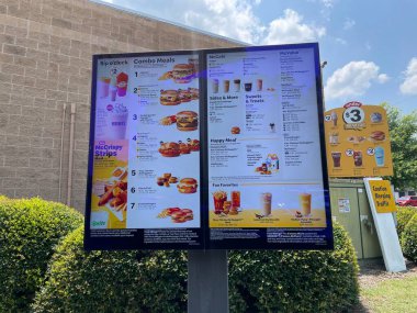 Kuzey Augusta, SC USA - 06 05: 25: McDonalds dijital menüde çeşitli fiyatlar kullanıyor