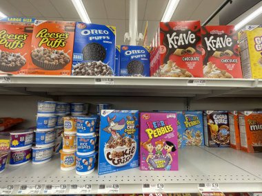 Warrenton, SC USA - 06 05: 25: Rafta satılan çeşitli mısır gevrekleri