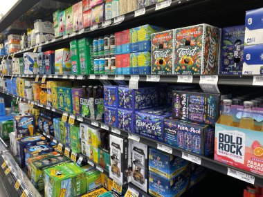 Warrenton, SC USA - 06 05: 25: Market ithalatı ve yerli bira yan görüntüsü