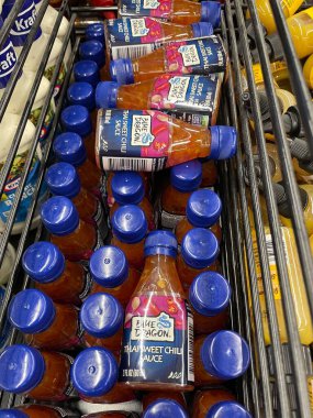 Warrenton, SC USA - 06 05: 25: Market seyahati boyutu Mavi Ejderha tatlı biber sosu