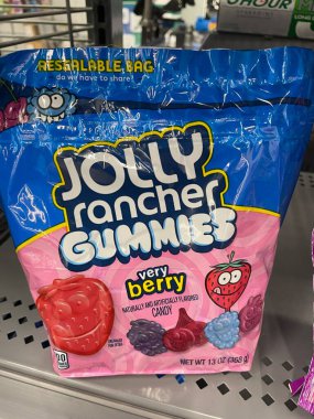 Warrenton, SC USA - 06 07: 25: Walmart perakende satış mağazası paketlenmiş şekerleme Jolly Rancher böğürtlen şekerleri