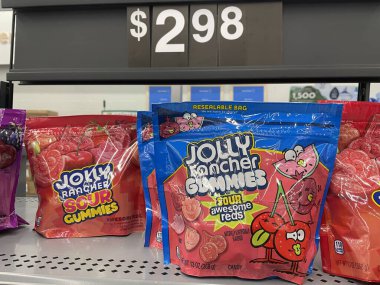 Warrenton, SC USA - 06: 07 07: 25: Walmart perakende satış mağazası rafta şeker paketledi