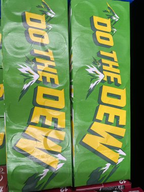 Warrenton, SC USA - 06 09: 25: Market Mountain Dew soda 24 paket tasarımı